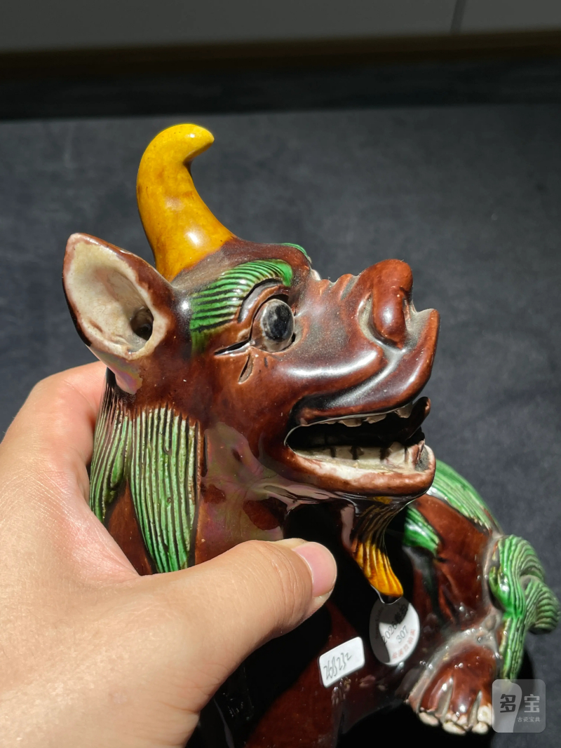 清中期 素三彩獬豸瓷塑一对 - 图4